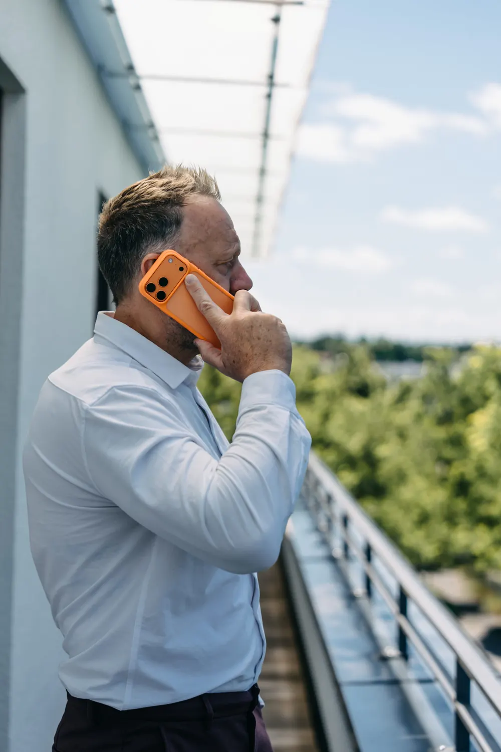 Geschäftliche Smartphone-Nutzung auf der ZEIS-Terrasse