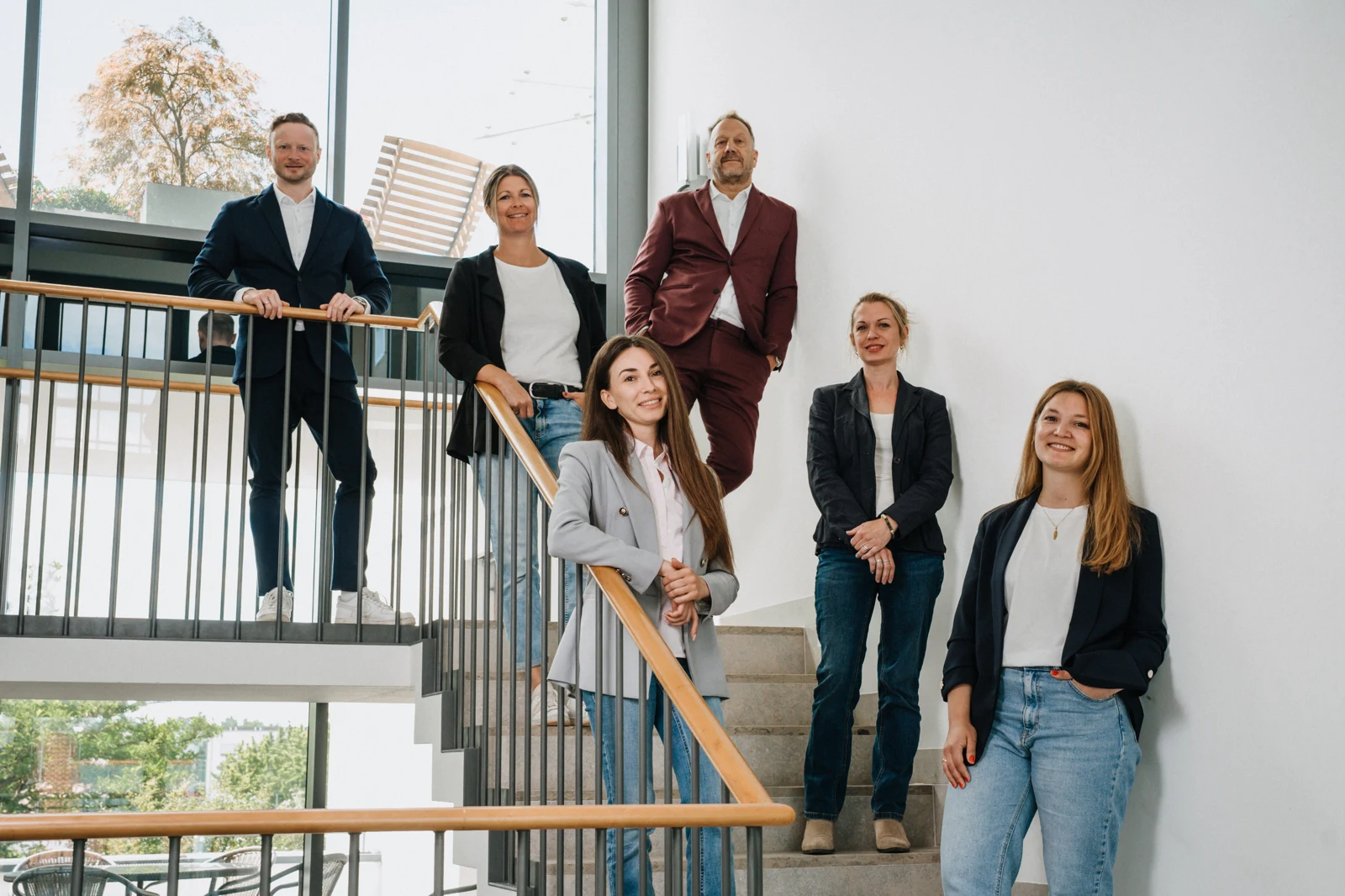 Das ZEIS-Team gemeinsam auf der Treppe im Büro.