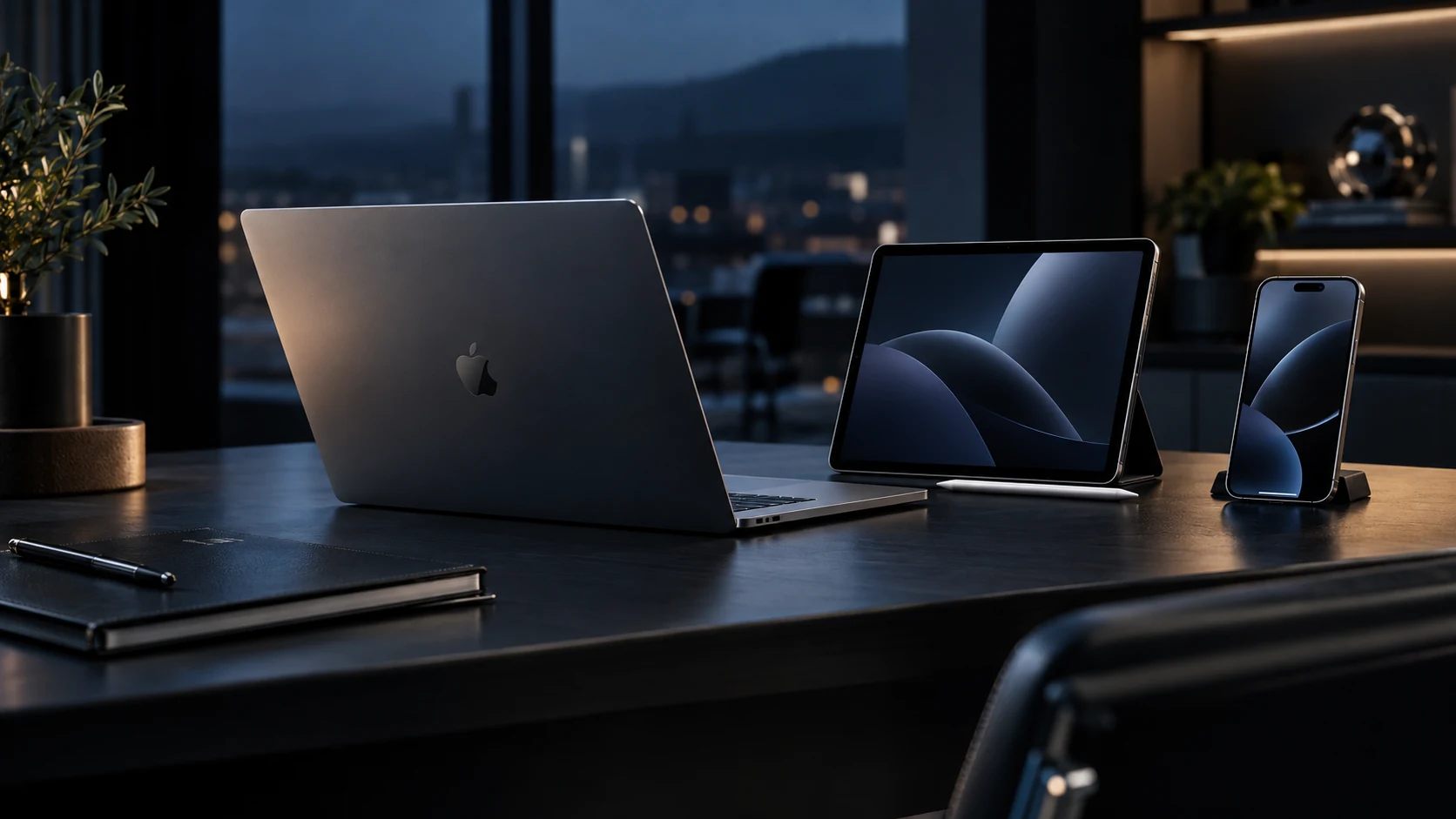 Smartphone, Tablet und Notebook auf einem dunklen Schreibtisch in moderner B&uuml;roumgebung.