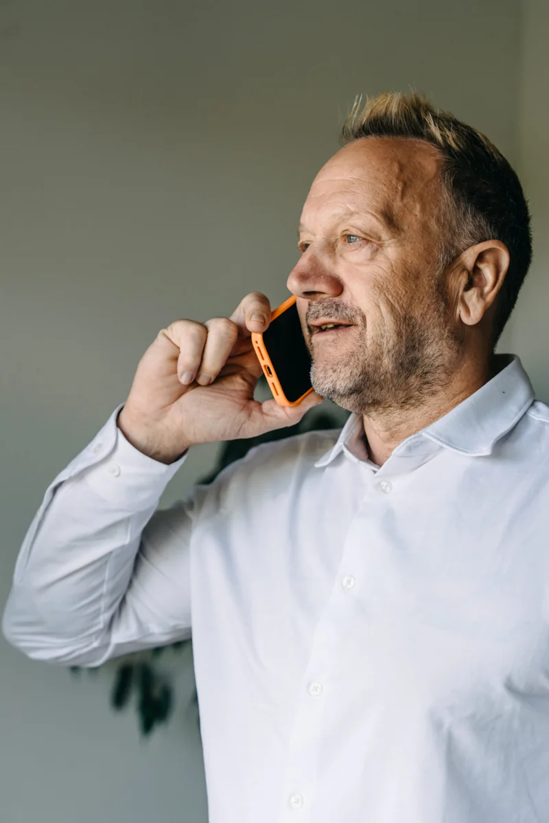 Geschäftliche Smartphone-Nutzung im Büro